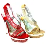 Chaussures de soirée satinées ornées de strass sur le compensé
