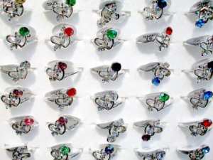 LOT 100 BAGUES FANTAISIE BGF10