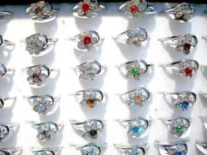 LOT 100 BAGUES FANTAISIE BGF12