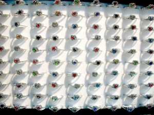 LOT 100 BAGUES FANTAISIE BGF18