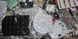 LOT 500 PAIRES BOUCLES D OREILLES