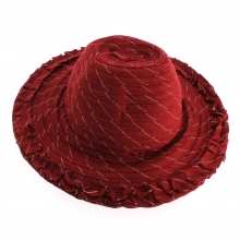 Chapeau capeline à rayures orné de volants