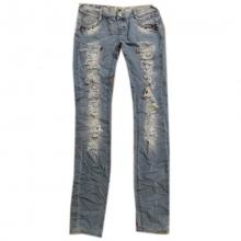 Jeans délavé orné de strass et déchirure