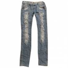 Jeans délavé orné de strass et déchirure