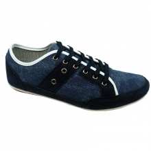 Baskets en jeans décorées d’œillets