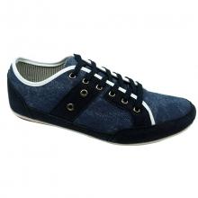 Baskets en jeans décorées d’œillets