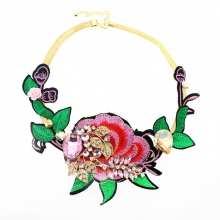 Collier brodé orné de strass et pierres