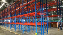 Rayonnage métallique à palettes dans un entrepôt