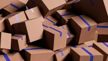 Tas de colis en carton fermés avec du ruban adhésif bleu