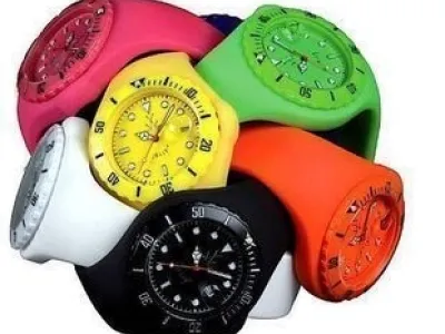 Montres multicolores ,l’accessoire tendance