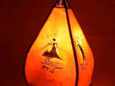 Lampe en cuir fabriquée à la main