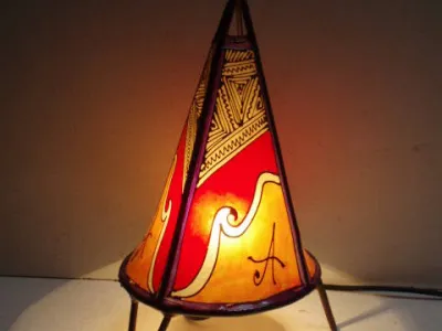 	Lampe en cuir fabriquée à la main