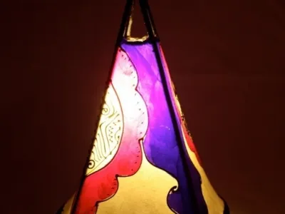 Lampe en cuir fabriquée à la main