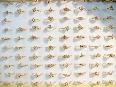 LOT 100 BAGUES FANTAISIE + 50 BAGUES OFFERTES BGF32