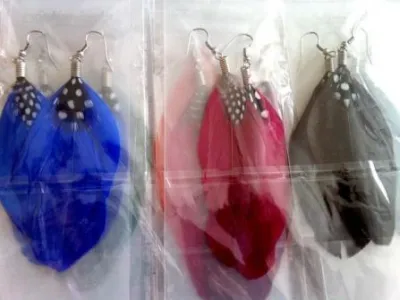 LOT 24 PAIRES BOUCLES D OREILLES PLUMES BOP13
