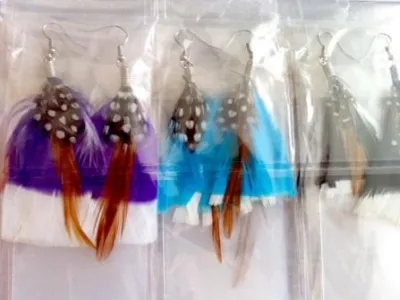 LOT 24 PAIRES BOUCLES D OREILLES PLUMES BOP14