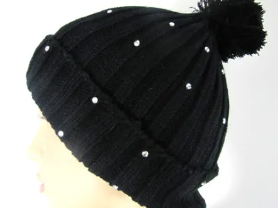 Bonnet pompom strass 1 €