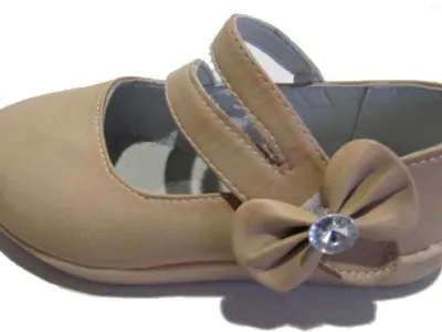Chaussure fillette avec lanière 3,95 € HT/unité
