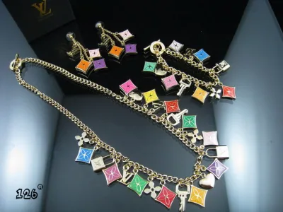 Bijoux pour les femmes - colliers, bracelets, boucles d'oreilles et autres