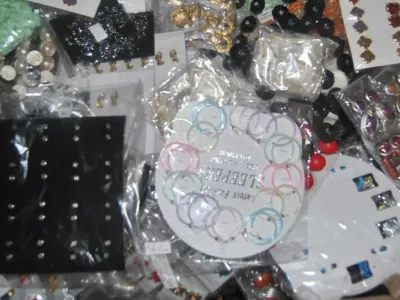 LOT 500 PAIRES BOUCLES D OREILLES