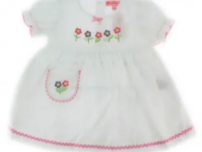 Robe bébé ornée de motifs brodés