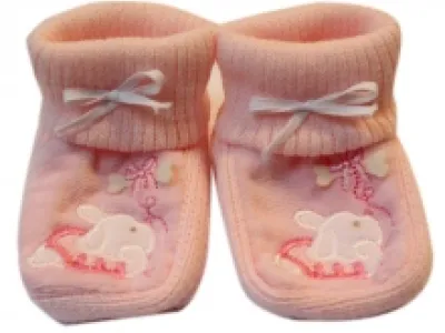 Chaussons ornés de motif brodé