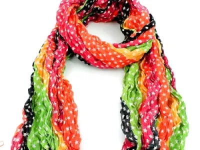 Écharpe à rayures multicolores avec étoiles