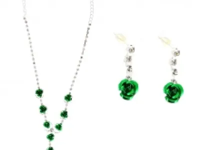 Parure ornée de strass avec pendentif roses 