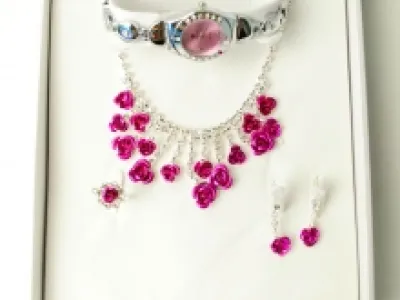 Coffret cadeau contenant une parure bijou et une montre avec strass