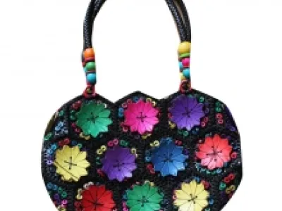 Sac à main décoré  de perles en bois