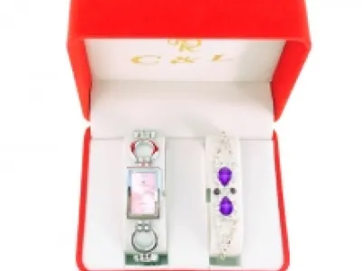 Coffret cadeau femme avec une montre et un bracelet