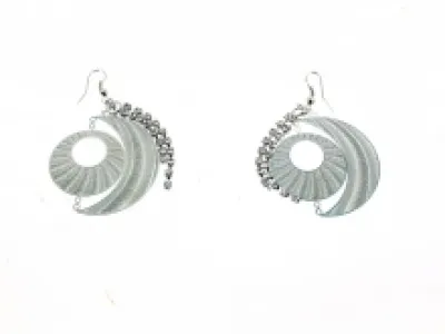 Boucles d’oreilles fantaisies ornées de strass