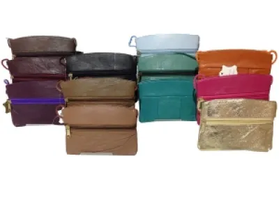 Porte-monnaie tendance en cuir dotée d’une poche zippée