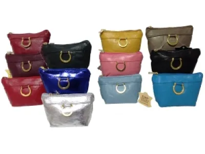 Porte-monnaie en cuir avec boucle dorée et zip dessus