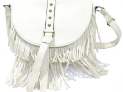 Sac à bandoulière doté d’un rabat arrondi et franges