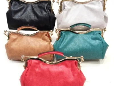 Sac à main très chic avec fermoir magnétique en métal doré