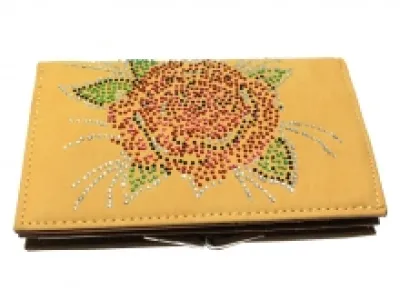 Portefeuille clouté avec motif  rose à perles