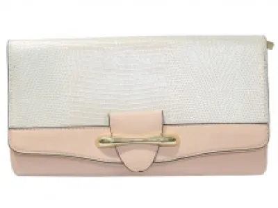 Pochette reptile dotée d'une languette