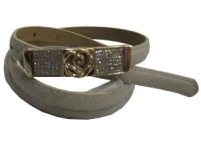 Ceinture avec boucle dorée sertie de strass