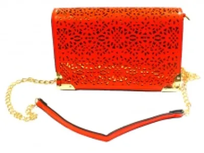 Sac à bandoulière moitié chaîne dorée avec motif perforé