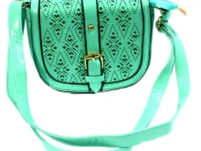 Sac à bandoulière décoré d'une bride à boucle dorée