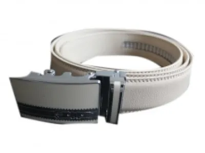 Ceinture beige en cuir avec boucle fantaisie