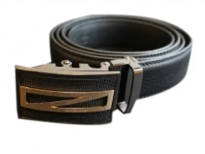 Ceinture noire en cuir avec boucle fantaisie
