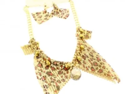 Parure tendance en cotte de mailles avec un cristal sur le pendentif