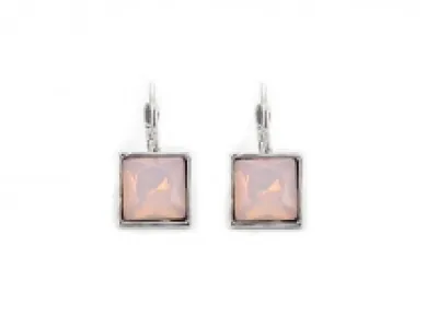 Boucles d’oreilles carrées avec sertissures
