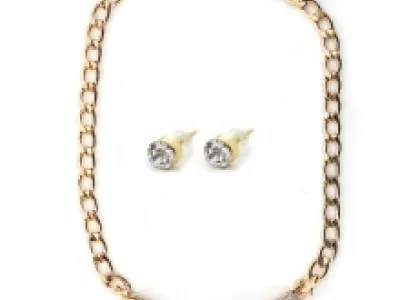 Parure enjolivée de strass