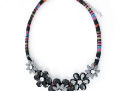 Collier ethnique avec pendentif fleurs