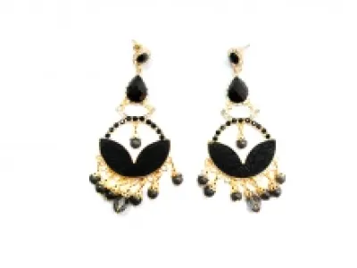 Boucles d’oreilles dorées serties de pierres