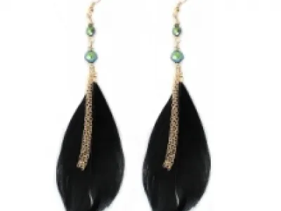 Boucles d’oreilles pendantes en plumes avec perles et chaînette