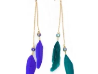 Boucles d’oreilles pendantes en plumes dotées des perles et chaînette